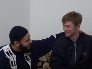 Nieuw-Zeelandse jongen in tranen bij Rotterdamse moskee