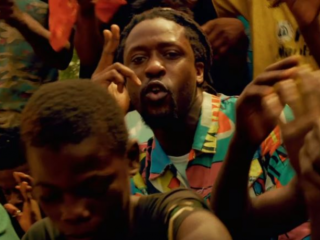 Akwasi viert zijn Ghanese roots met vrolijke video van 'Na Wo Se Deng'