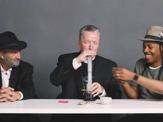 Rabbijn, priester en atheïst smoken wiet met elkaar