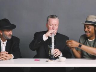 Rabbijn, priester en atheïst smoken wiet met elkaar