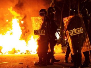 Grote protesten in Barcelona, politie grijpt hard in