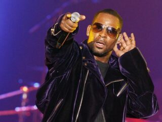 R. Kelly zegt dat ex-vrouw burgers moet bakken als ze geld wil zien