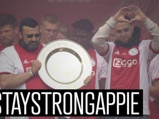 Kippenvel en tranen: Ajax draagt schaal op aan Nouri