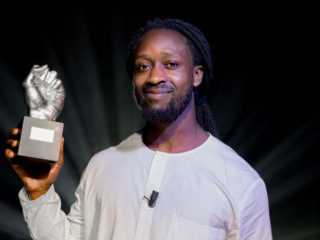 Akwasi ontvangt speciale Power Award voor zijn inzet voor Black Lives Matter