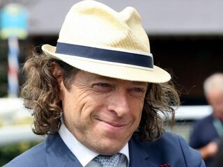 Britse miljonair is boos over armoede en geeft daarom zijn fortuin weg