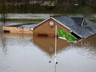 Storm Dennis zorgt voor code rood bij de Britten