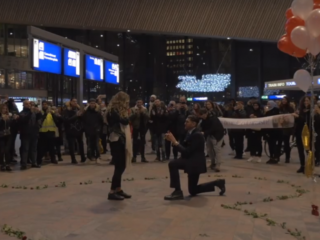 Video: Machinist vraagt vriendin ten huwelijk op Rotterdam Centraal