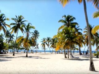 Man gaat maanden op vakantie en laat kids alleen achter