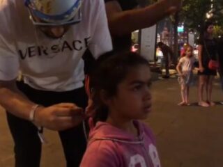 French Montana doet z'n dure ketting cadeau aan meisje op straat