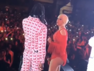 VIDEO: Offset onderbreekt Cardi B-optreden om excuses aan te bieden