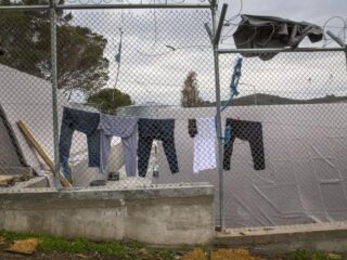 Migranten Lesbos weigeren massaal nieuw kamp te betreden