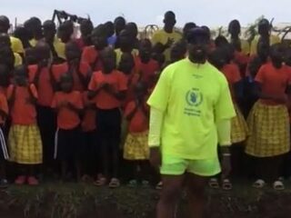 Kim & Kanye in Oeganda: Yeezy's voor schoolkinderen