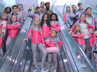 Danslerares wil Broadway veroveren met haar kinderen in Netflixfilm 'Feel The Beat'