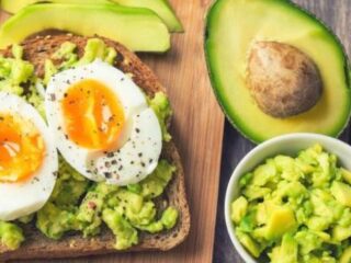 Miljonair: "Als je huis wil kopen, stop dan met eten dure avocado's"