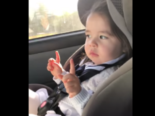 Peuter wacht tot de beat dropt en gaat daarna los