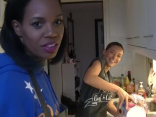 Fajah Lourens maakt 'bakkeljauw ku funchi blancu' met Jasmine Sendar