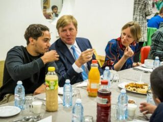 Willem-Alexander verrast moslims met bezoek tijdens iftar