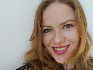 Loki is polyamoreus: ze heeft een vriend, maar datet ook met andere mensen