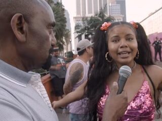 Viral: Vrouw bokt interviewer die vraagt of ze een slet is