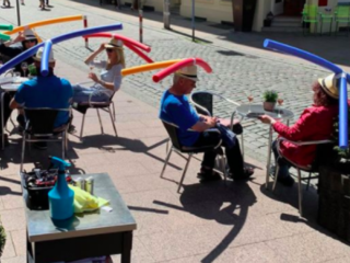 Duits restaurant gebruikt zwemnoodles om 1,5 meter afstand te waarborgen