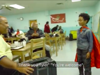 8-jarig jongetje helpt dakloze veteranen met 'hero bags'