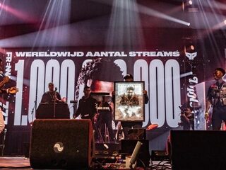 Frenna krijgt award voor 1 miljard streams wereldwijd