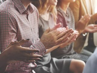 Applaus voor de zorg niet morgen, maar vanavond