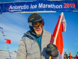84-jarige man breekt record met marathon op Antarctica