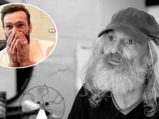 Dakloze man in tranen na transformatie tot 'hipster'