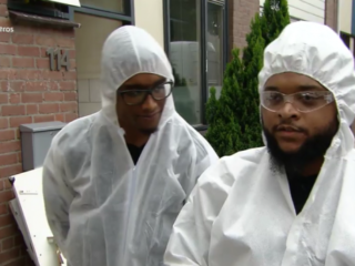 VIDEO: Broederliefde helpt gezin en verrast ze met een home make-over