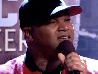 Brace zingt emotionele nummers 'Flink Zijn' en 'Ken Je Mij' in RTL Late Night