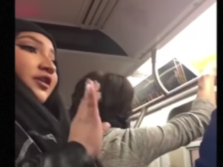 Meisje grijpt in bij discriminatie van moslim stel