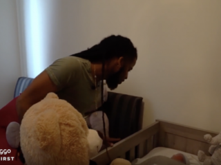 #First gaat bij Keizer op kraambezoek en vangt eerste glimp op van pasgeboren baby