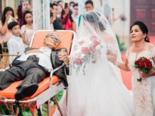 Terminaal zieke vader begeleidt dochter liggend naar altaar