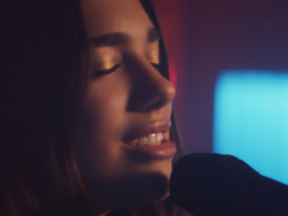 VIDEO: Dua Lipa zingt Genesis in akoestische sessie