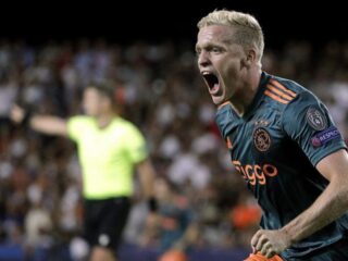 UEFA straft Ajax: Geen supporters mee naar Chelsea en geldboetes