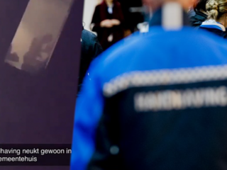 Oeps: twee 'handhaverstelletjes' seksend betrapt in gemeentehuis