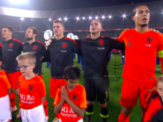 Virgil van Dijk geeft jas aan bibberend meisje (7)