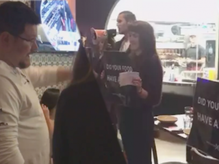 Australische vegan-activisten confronteren vleeseters in restaurant