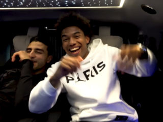 Touzani verrast toptalent Calvin Stengs met Willem van Hanegem en Rarko