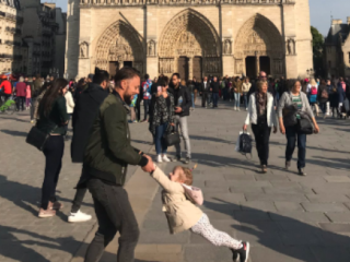 Massale zoektocht naar man en kind die op foto poseerden kort voor brand in Notre-Dame