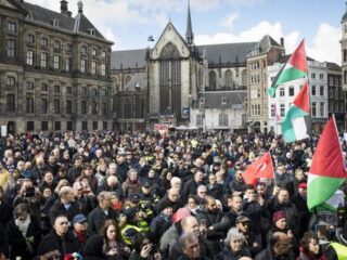 Honderden mensen bij vredesmanifestatie op Dam na aanslagen Nieuw-Zeeland
