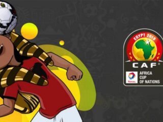 Giorgio vraagt oma welk land hij moet supporten tijdens de Afrika Cup