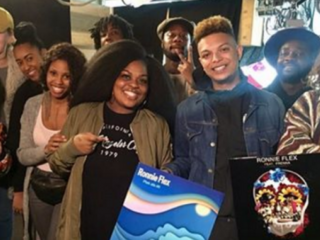 Ronnie Flex ontvangt platina platen voor 'Energie' en 'Plek als Dit'