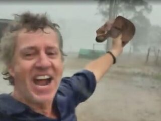 Australische boer dolblij met regen in hartverwarmend filmpje