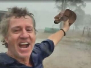 Australische boer dolblij met regen in hartverwarmend filmpje