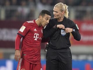 Wedstrijd Bayern München niet op Iraanse zender wegens vrouwelijke scheidsrechter