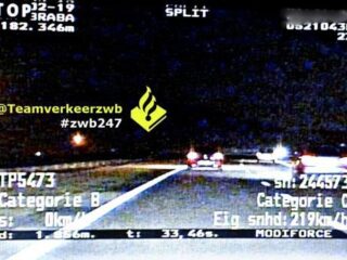 Bestuurder rijdt 210 km/u en seint naar politie met verlichting