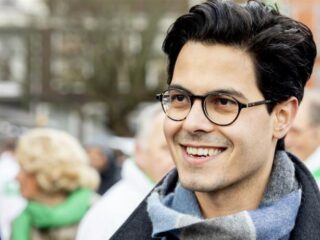 D66-leider Rob Jetten leest haattweets voor op Twitter