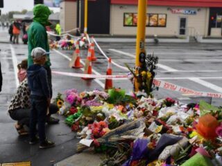 Vader redt zoontje (2) door kogels op te vangen tijdens aanslag